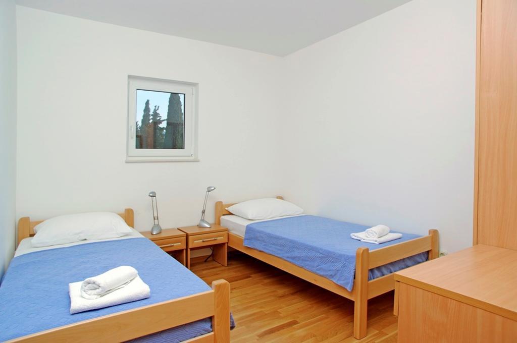 Aparthotel Marina Gromela Mirca  Ruang foto
