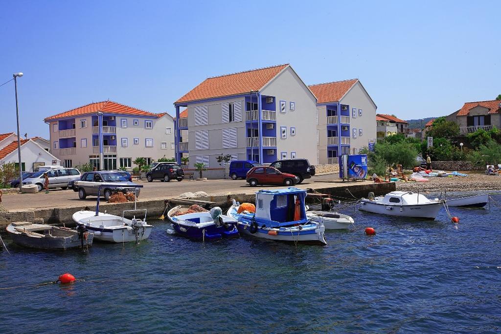 Aparthotel Marina Gromela Mirca  Ruang foto