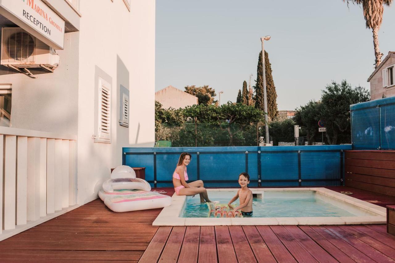 Aparthotel Marina Gromela Mirca  Bagian luar foto